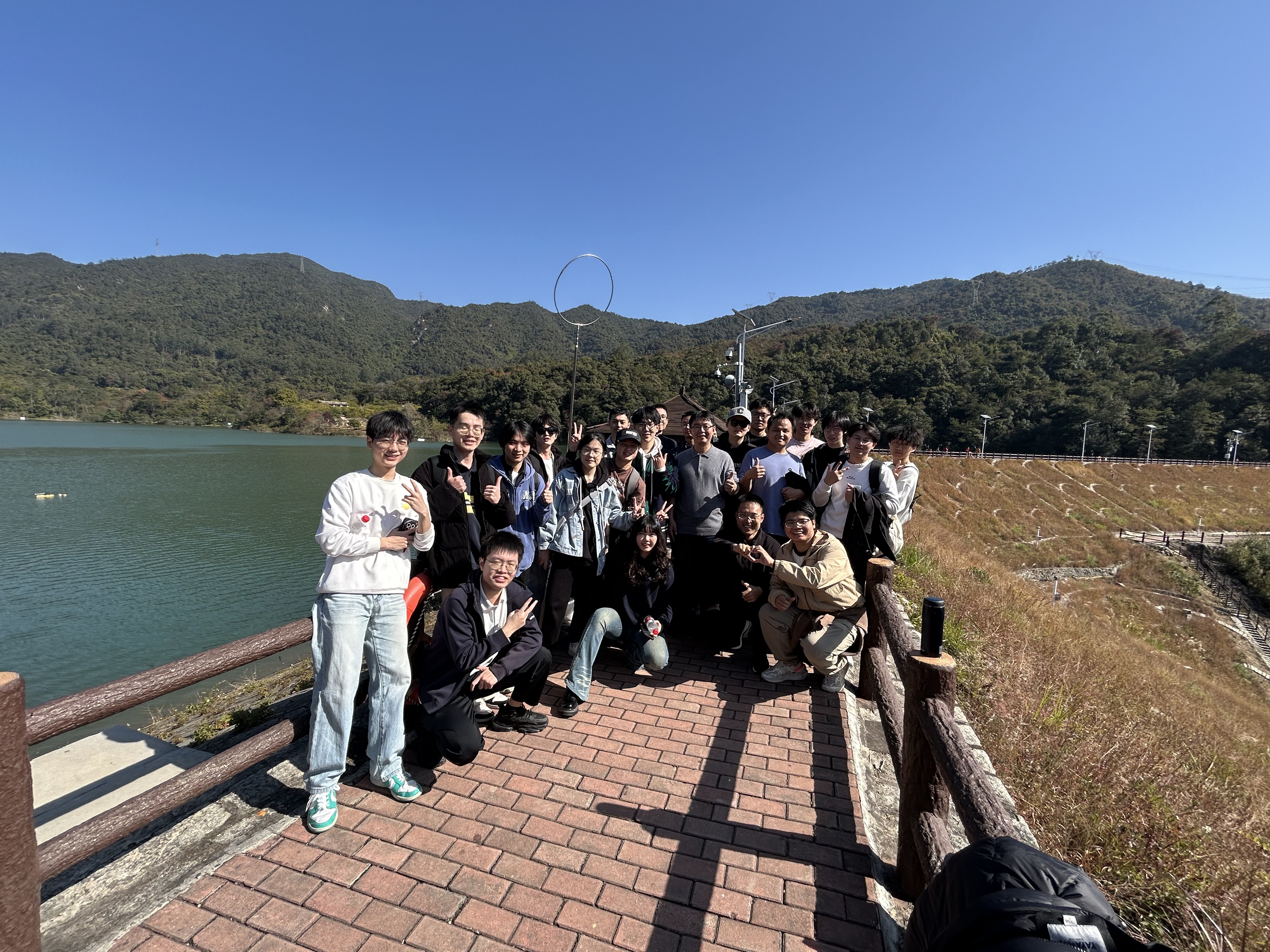 DeepLIT课题组师生在天竺山两二湖合影