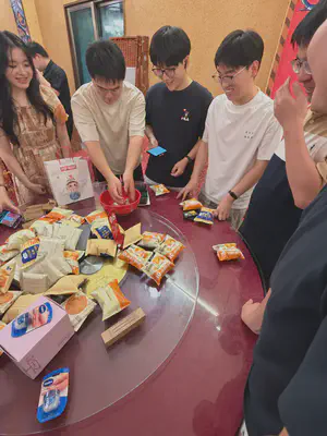 图4 围桌博饼,共享欢乐